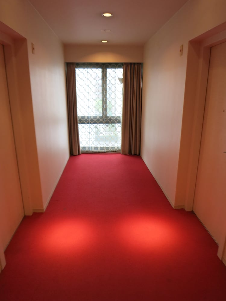 Hamilton Hotel Red 15/38