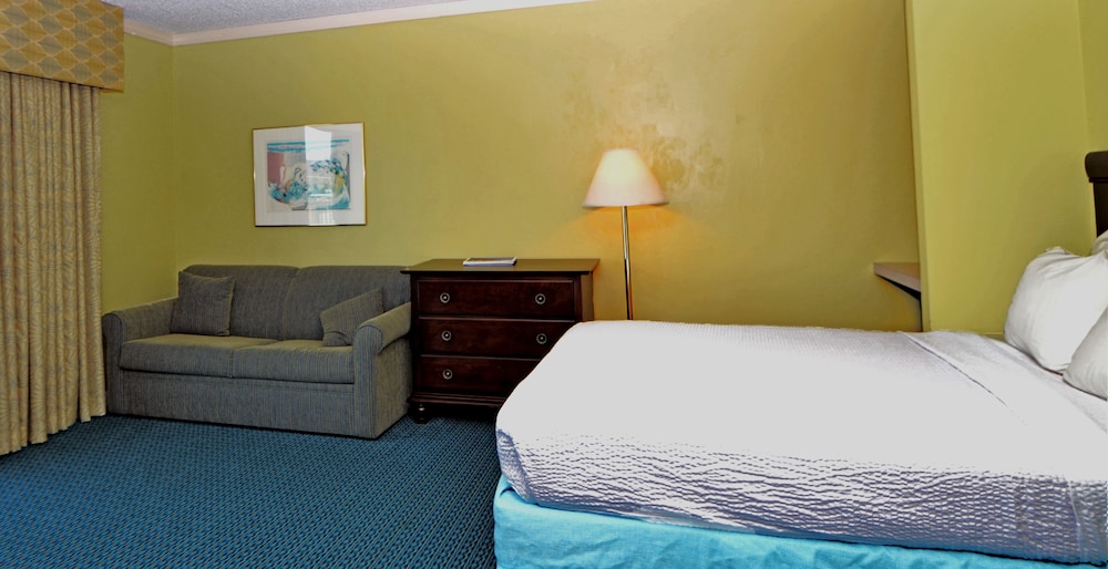 Cayman Suites Hotel 16/80