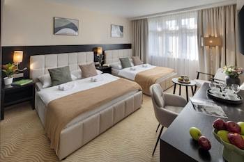Design, 1 Queen and 1 Double Bed