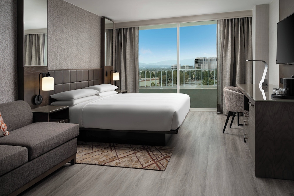 غرفة بسرير كينج بشرفة لذوي الإعاقة، Warner Center Marriott Woodland Hills 2/6