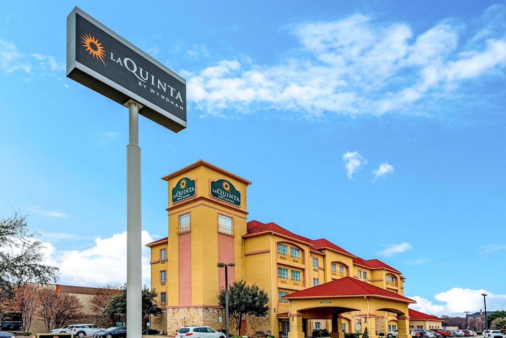 La Quinta Inn & Suites by Wyndham DFW Airport West - Bedford 10/41