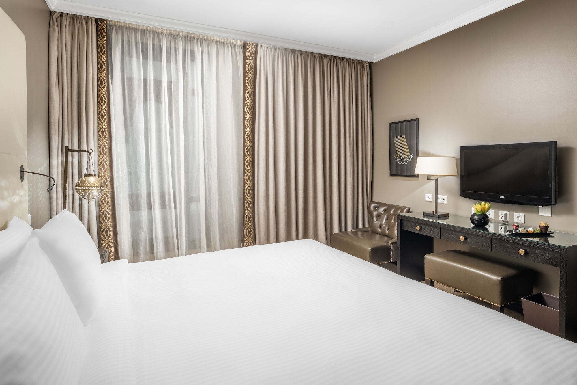 SUPERIOR, KING BED, PARTIAL HARAM VIEW, PLAZA VIEW