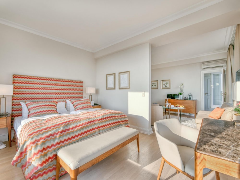 Panoramic, Junior Suite, Double Bed, Lateral Side Sea View