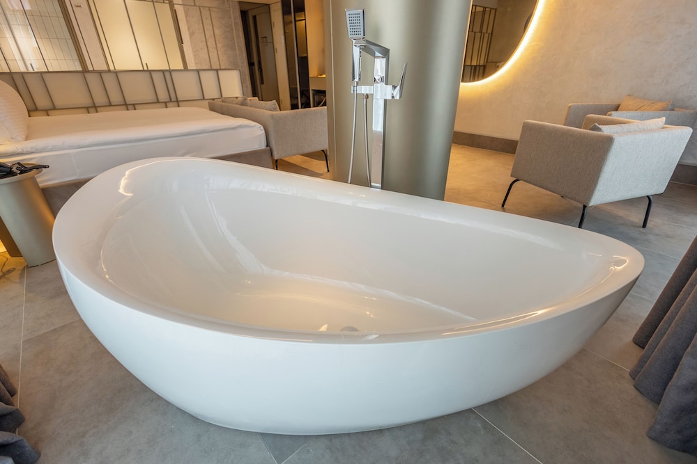 FOUR HILLS HOTEL 36/37