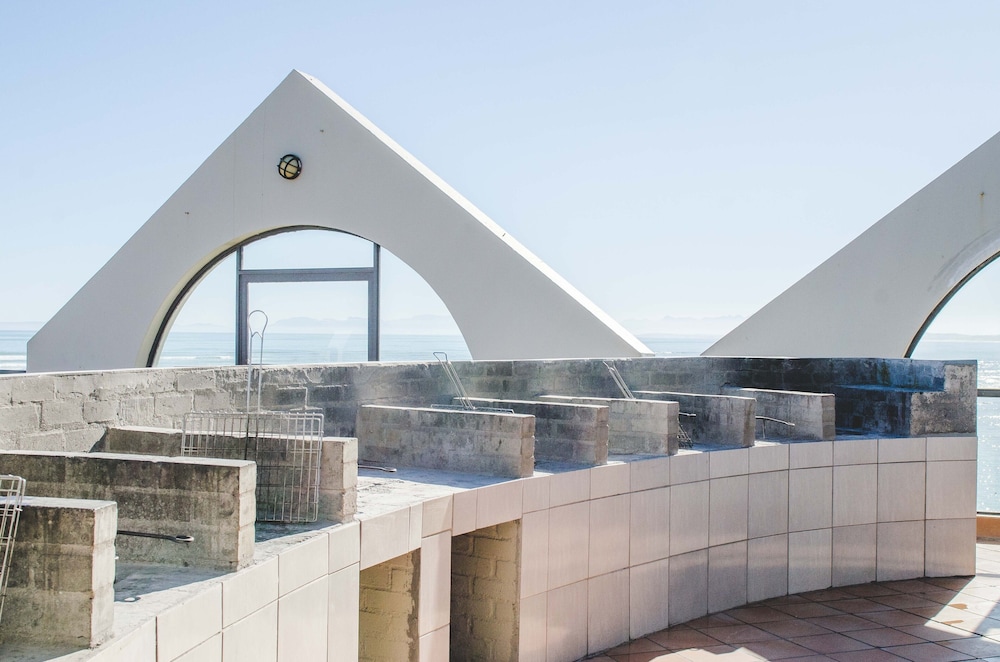 Strand Pavilion 1/50