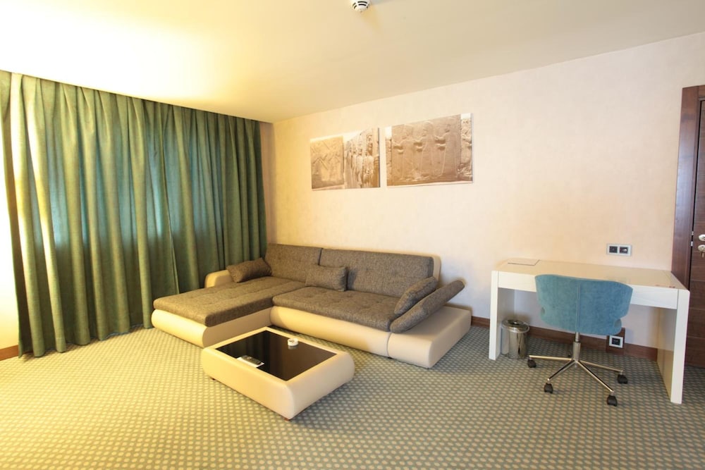 Nevali Hotel 36/50