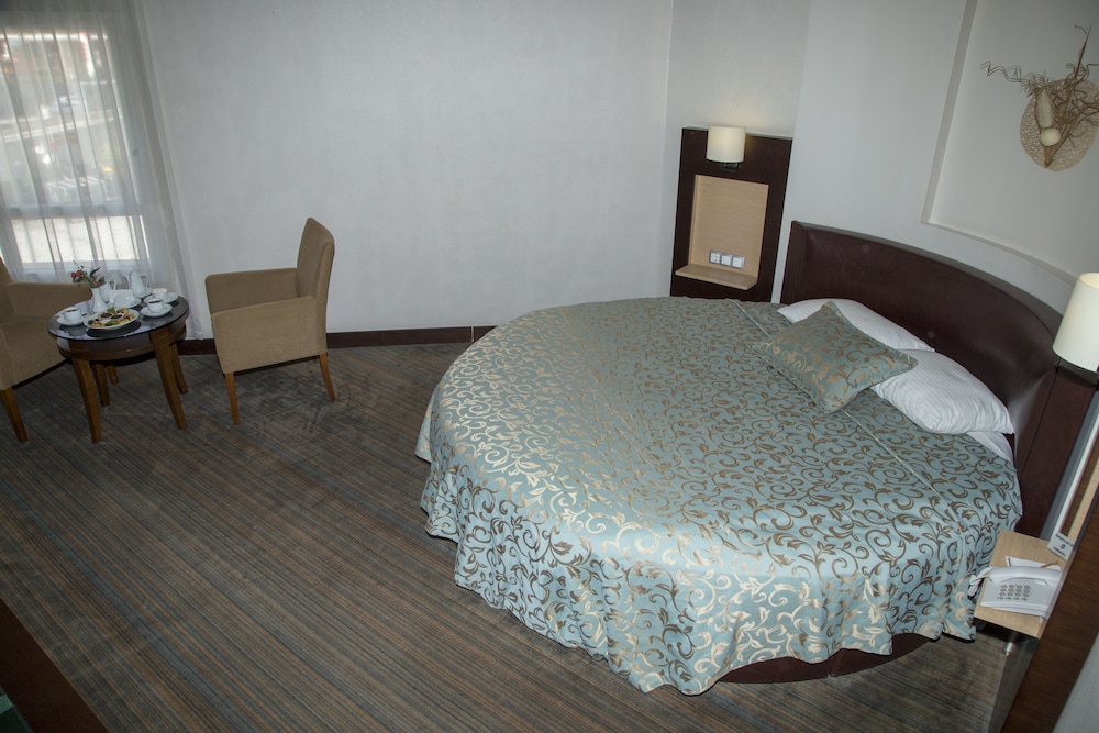 MOM Hotel 9/22