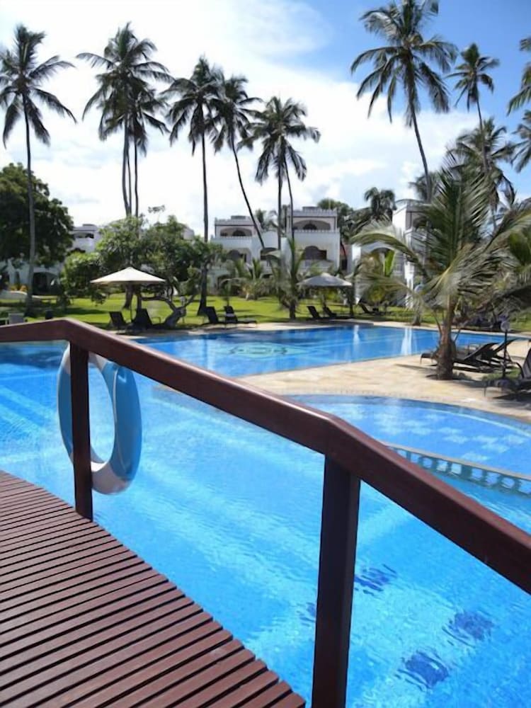 Lantana Galu Beach 18/50