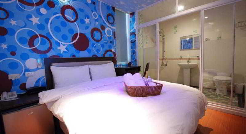 Happiness Inn 18/29