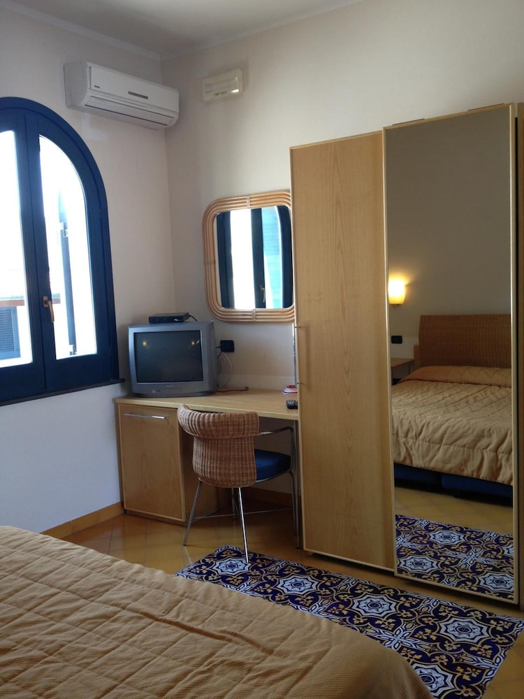 Aura Hotel 10/36