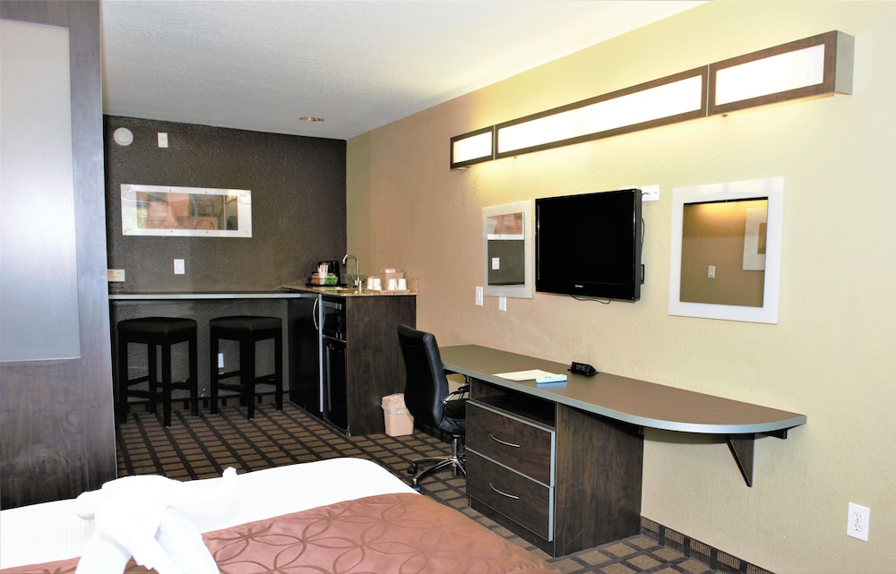 Microtel Inn & Suites by Wyndham Jacksonville Airport 36/40
