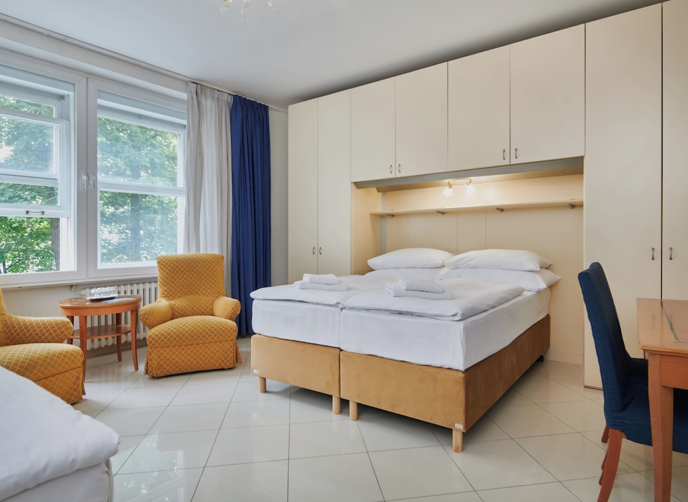 ROOM, QUADRUPLE