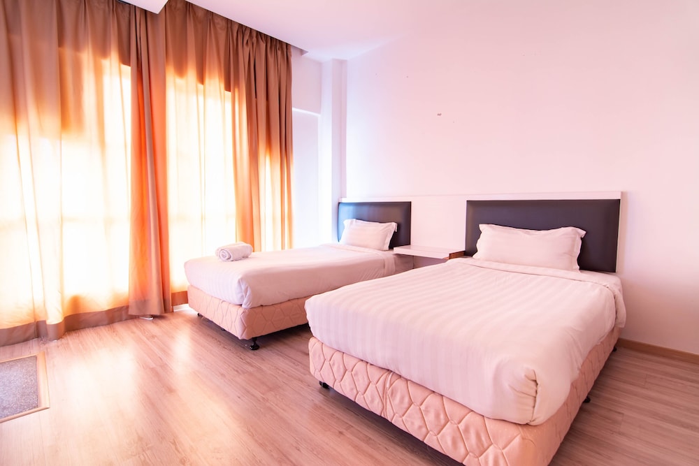 Hotel Zamburger Plaza Mahkota 37/67