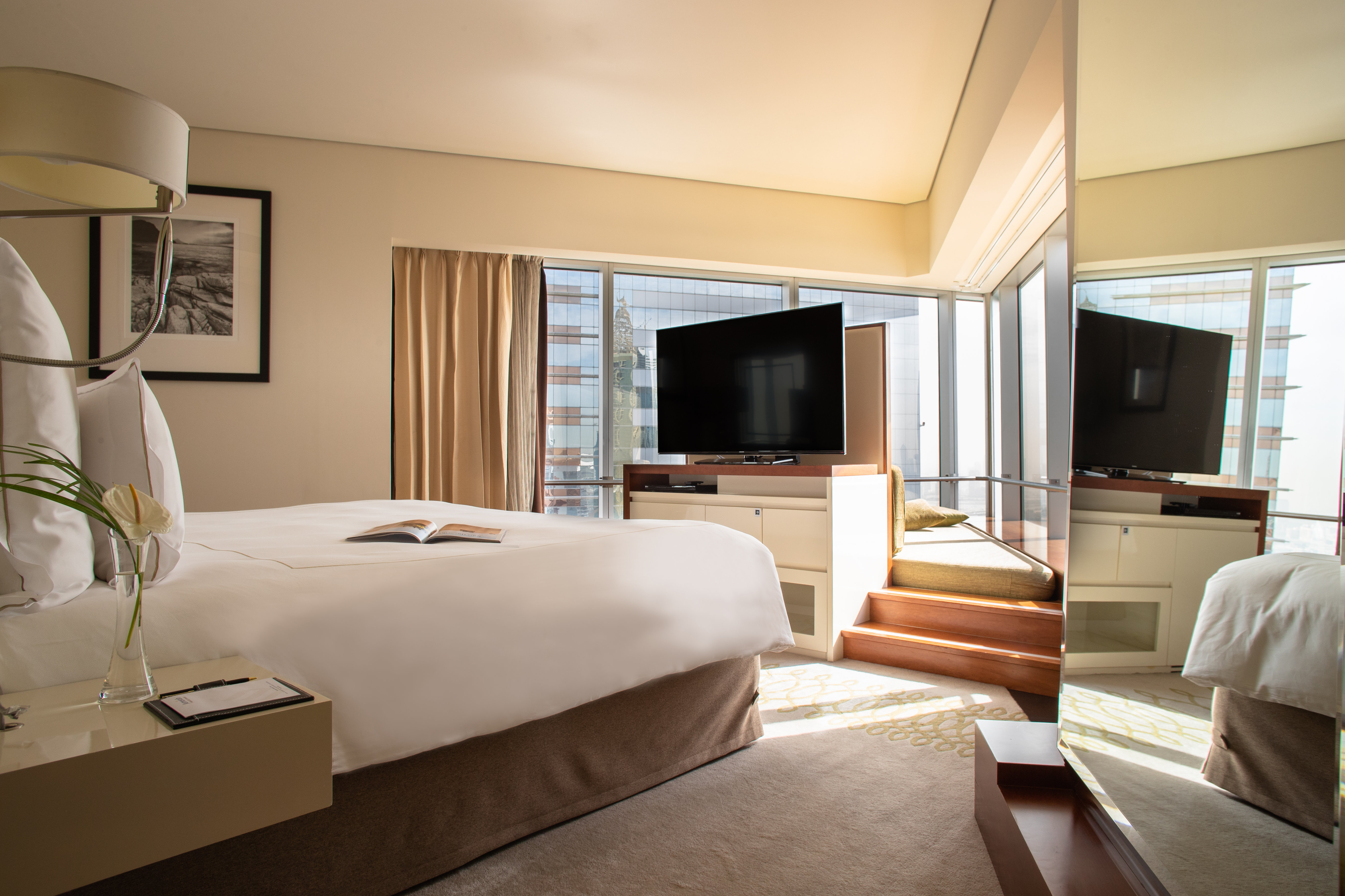 EXECUTIVE, SUITE