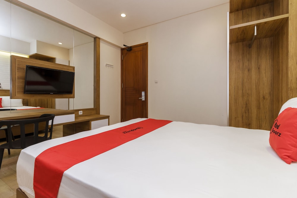RedDoorz Plus @ CBD Bintaro 11/56