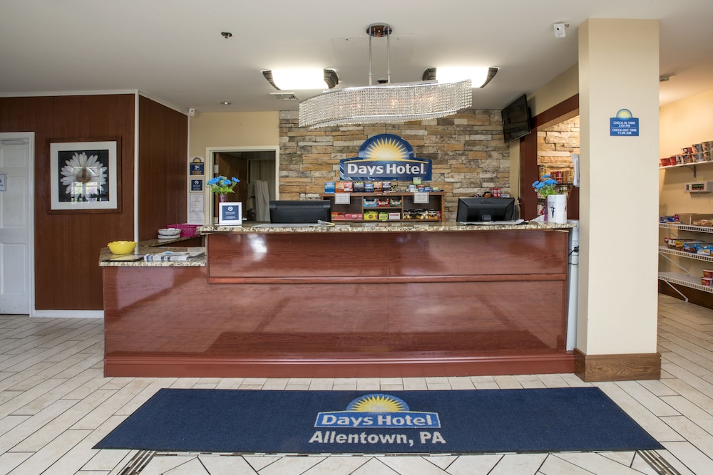 Lobby at Days Hotel By Wyndham Allentown Airport / Lehigh Valley, ALLENTOWN - PA
