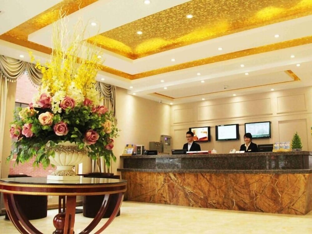 Lobby at GREENTREE INN QINGDAO DEVELOPMENT DISTRICT SDUST EXPRESS HOTEL, QINGDAO