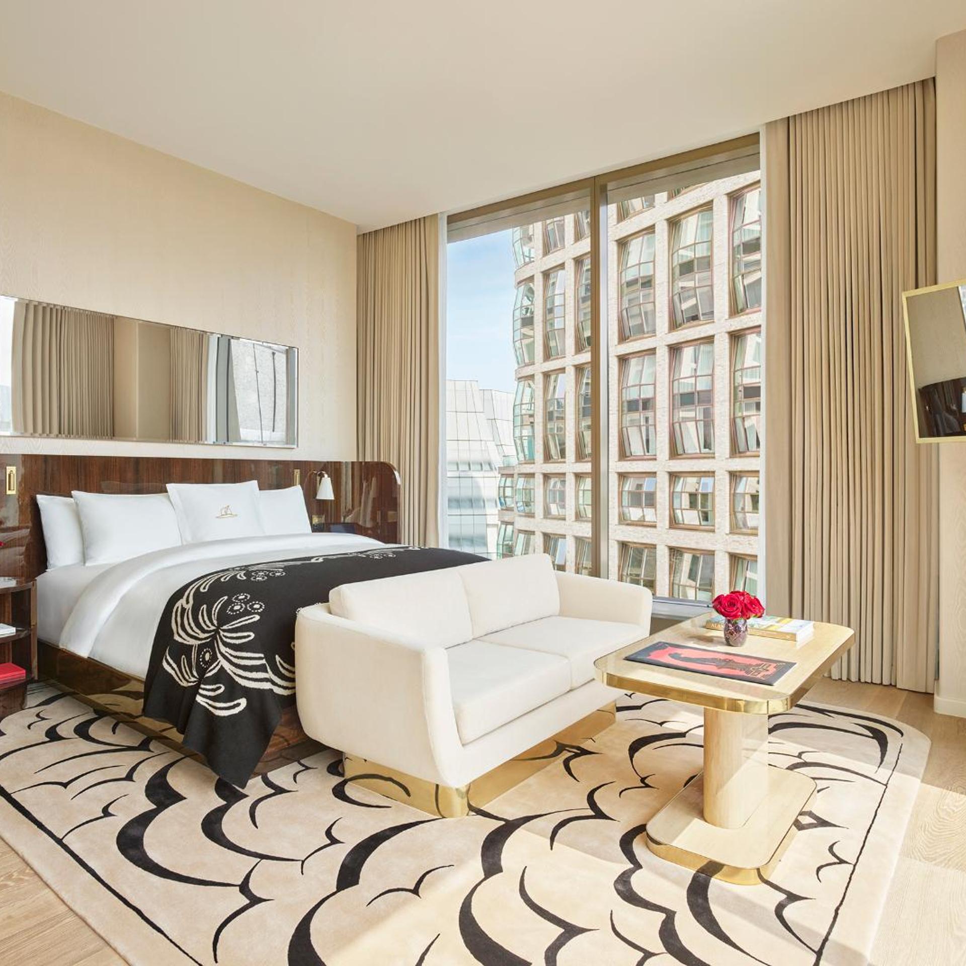 Hudson River, King Bed, Corner