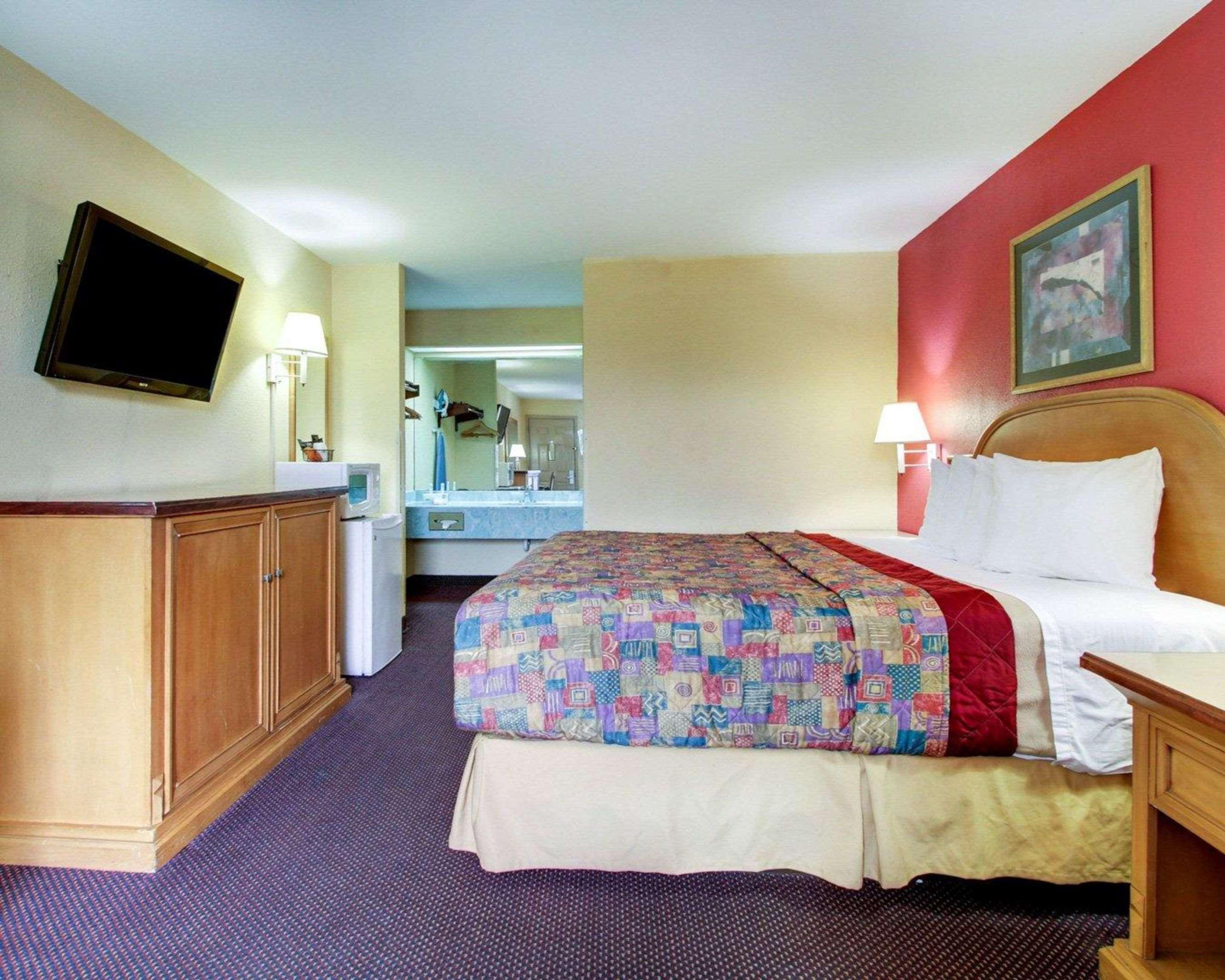 1 King Bed - Non-Smoking, Micfridge