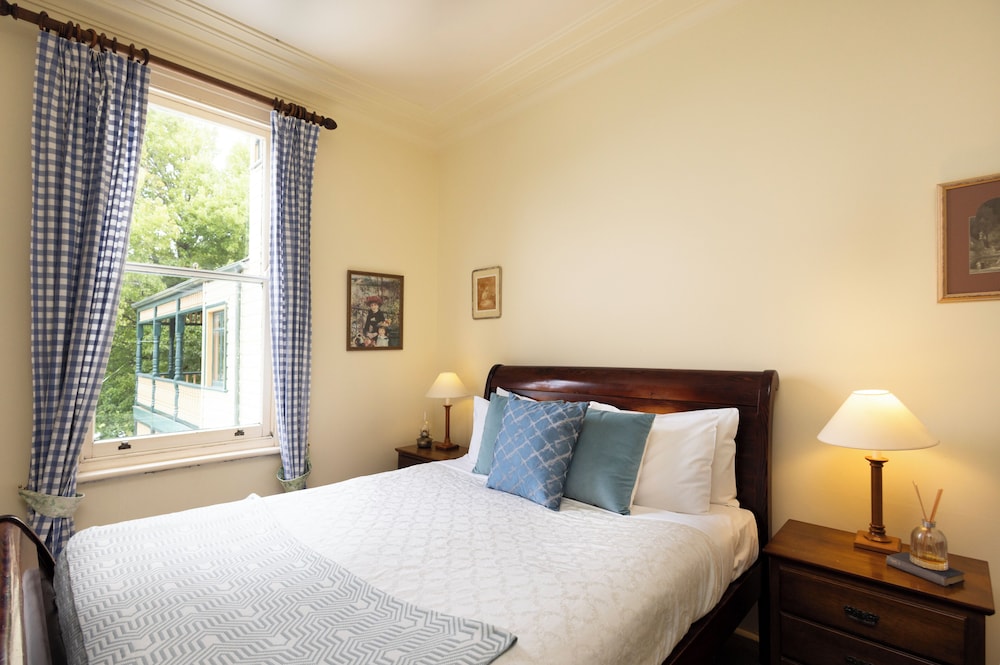LEURA HOUSE 24/65