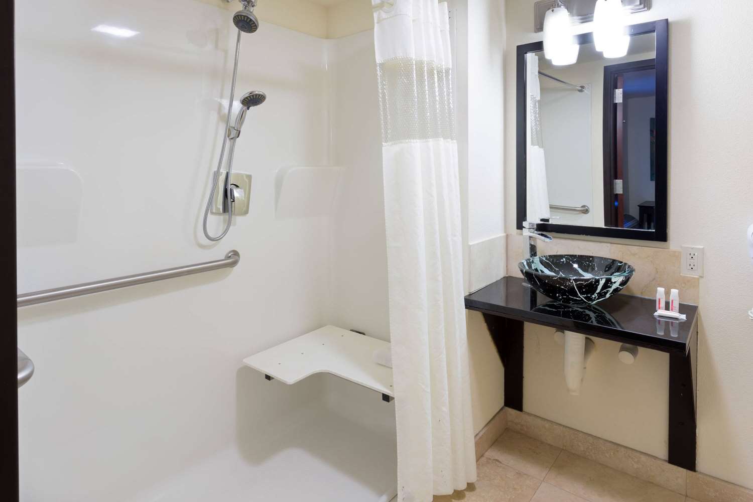 Days Inn Suites By Wyndham Milwaukee 38/40