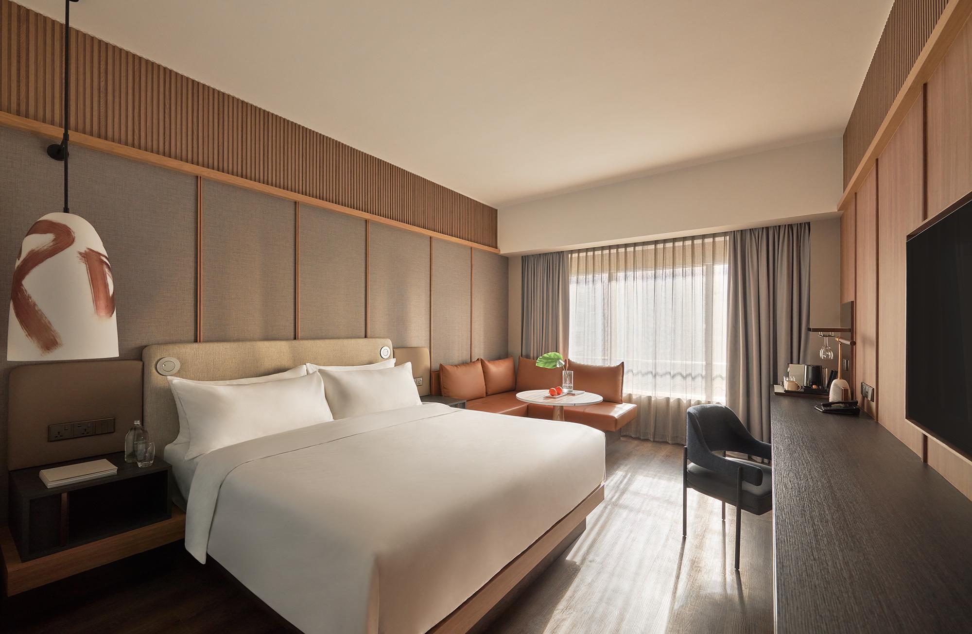 CLUB, KING BED