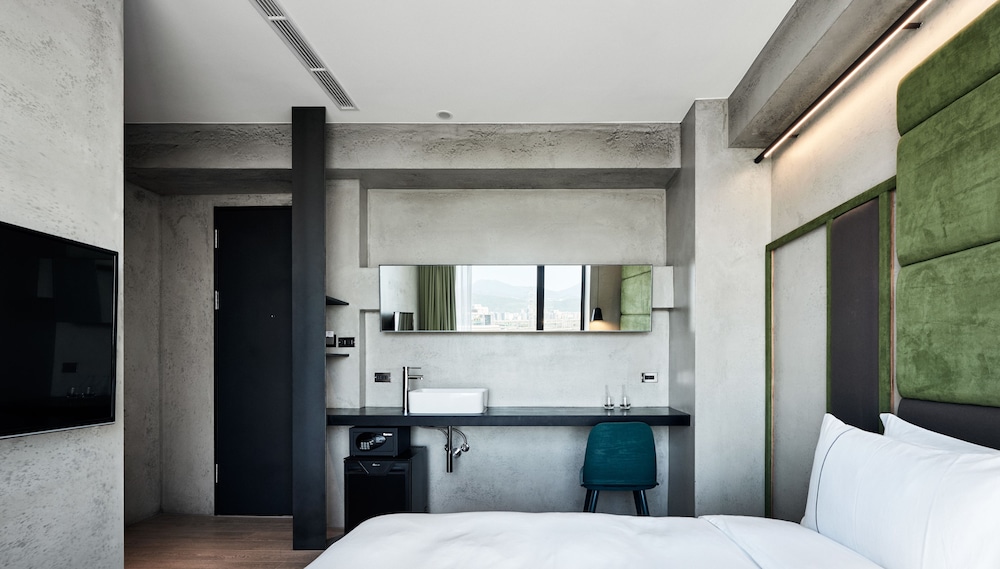 Water Front Hotel 35/67