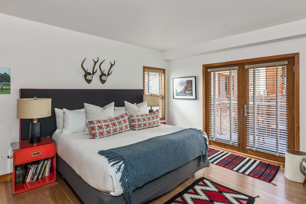 2 Bedrooms, King and Twin Beds, Riverside