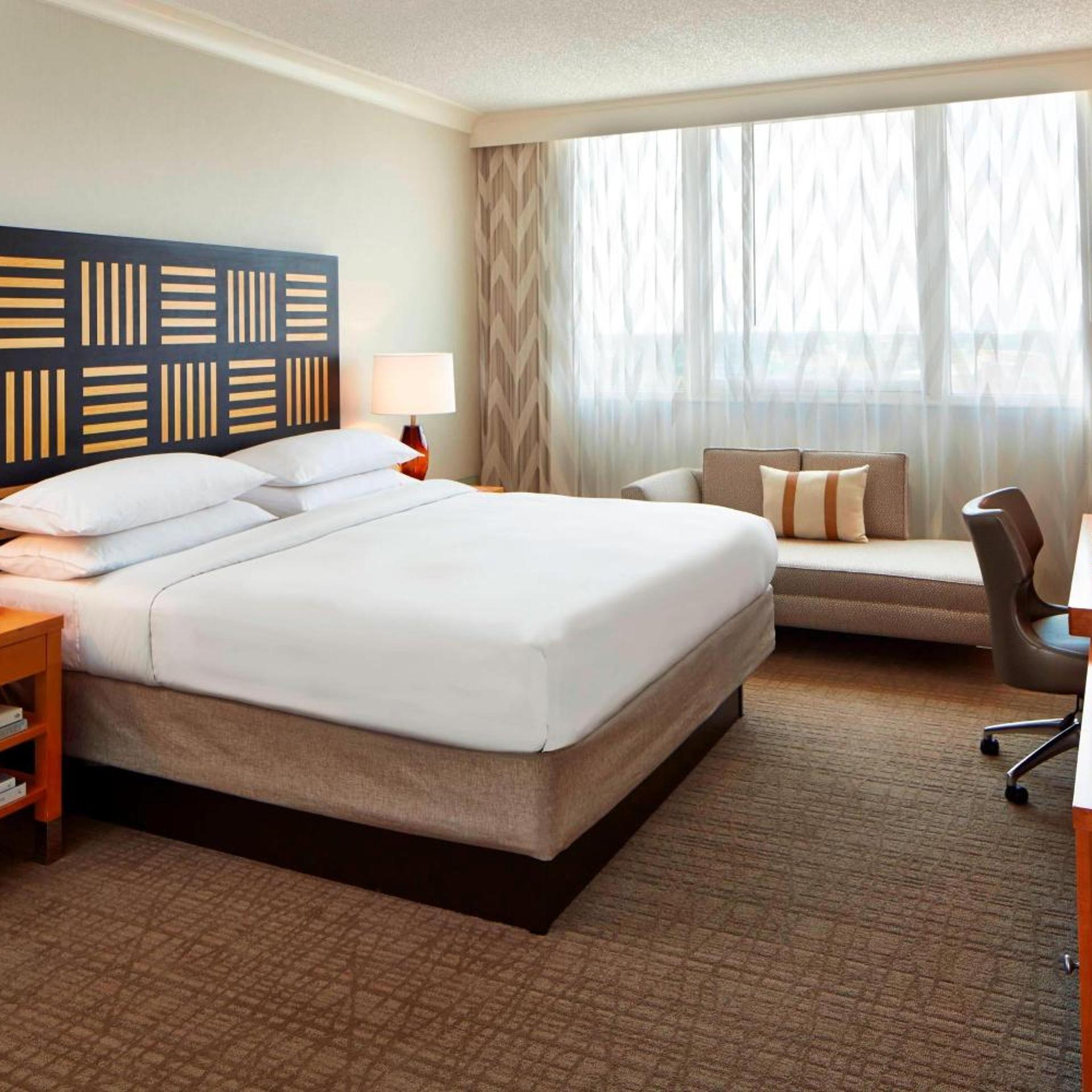 Guest Room, King Bed, Club Floor, Top Floor