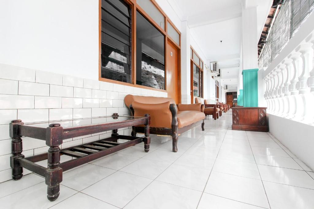 Reddoorz Plus Near Alun Alun Selatan 32/42