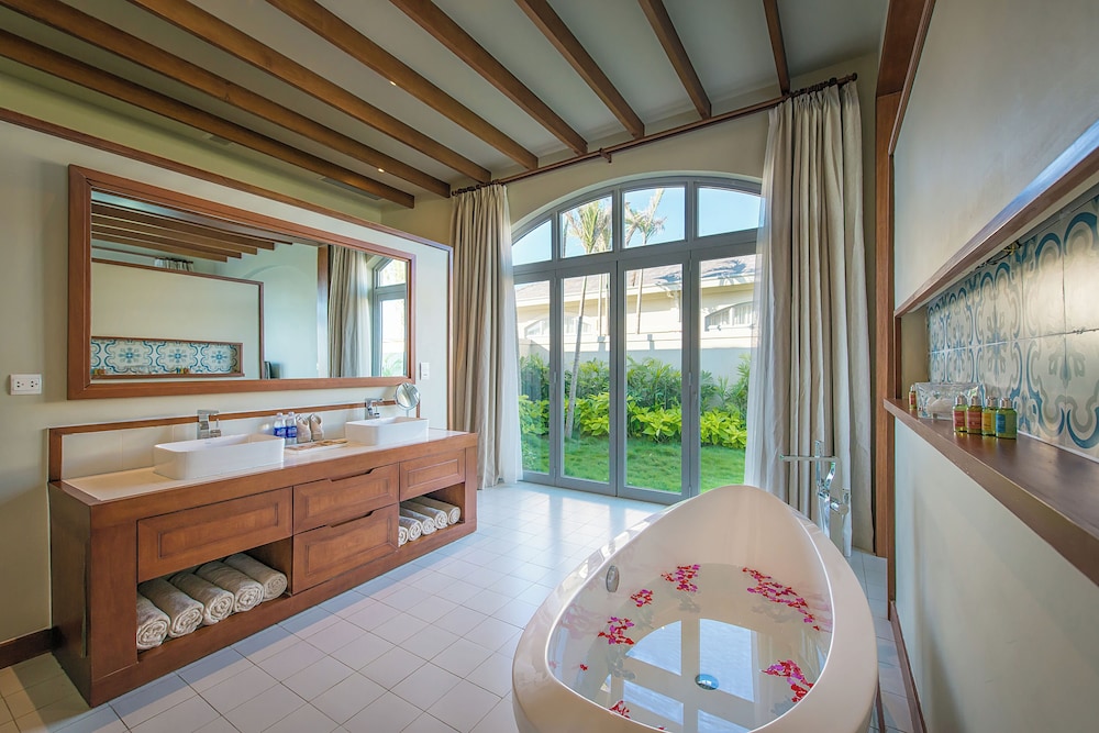 Flc Luxury Hotel Samson 36/69