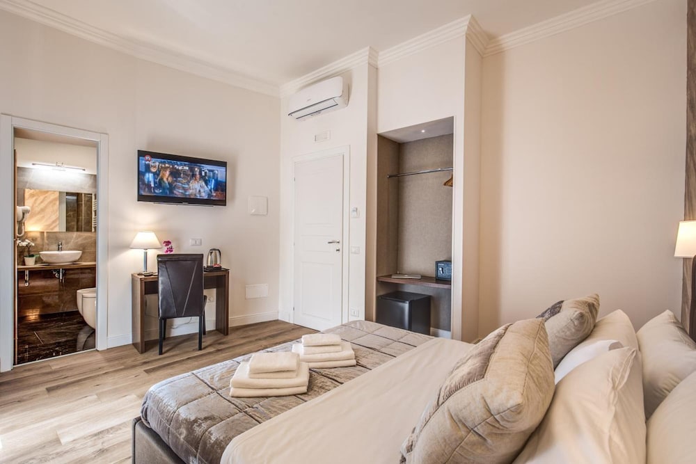 River Luxury Suites 4/25