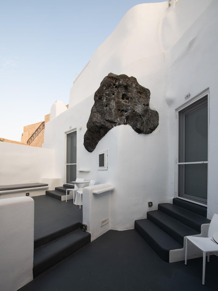White Concept Caves - Adults Only 16/34