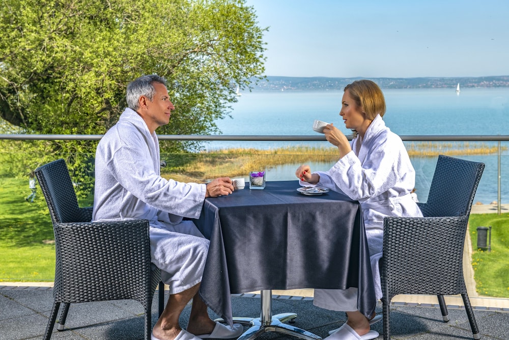 Azur Premium Wellness And Conference 40/50