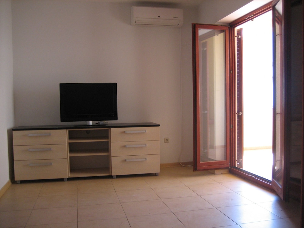Maru Apartments 42/48