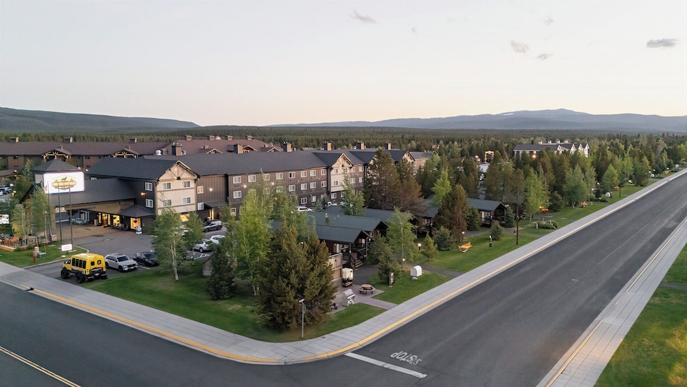 Gray Wolf Inn And Suites 64/67