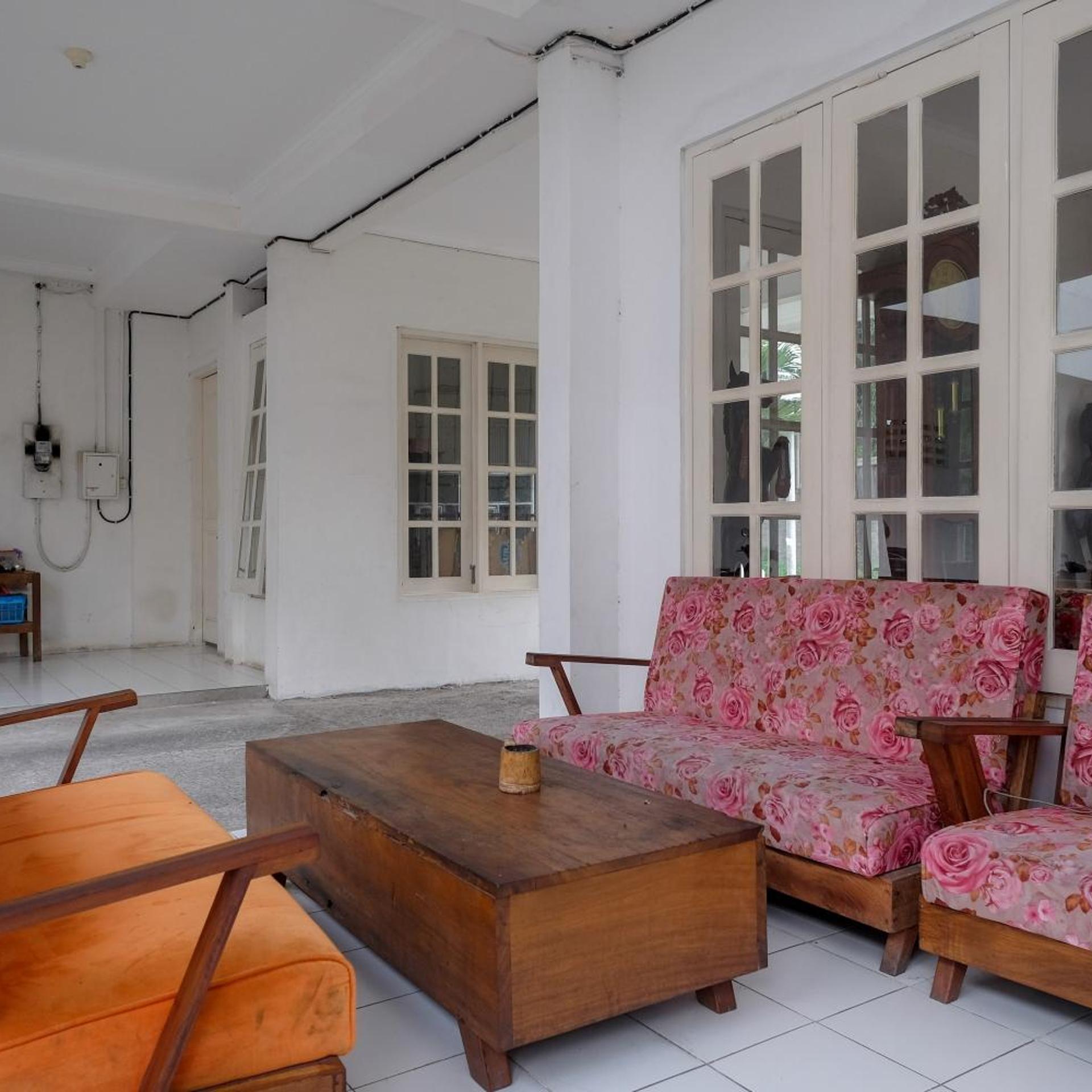 RedDoorz Plus near UMS Solo 39/50