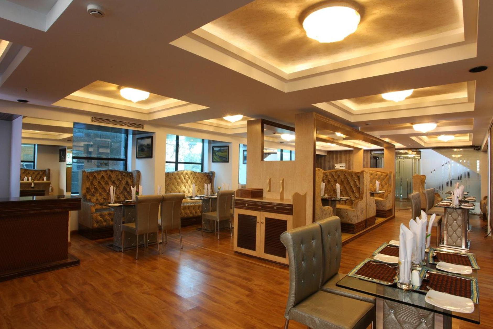 HOTEL TIGERS ROARE 45/50
