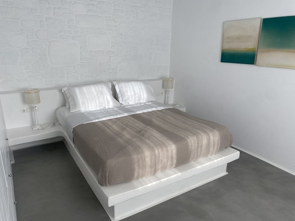 WHITE ROCK SUITES & VILLAS 11/50