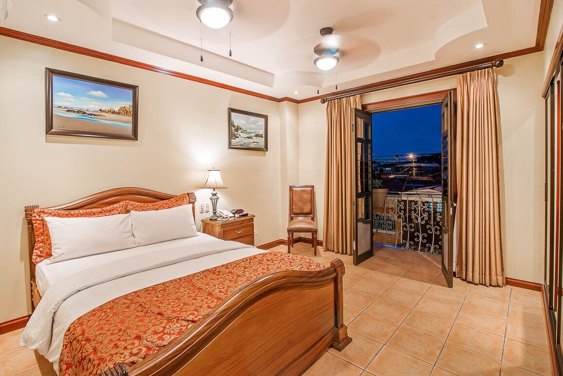 DELUXE, QUEEN BED