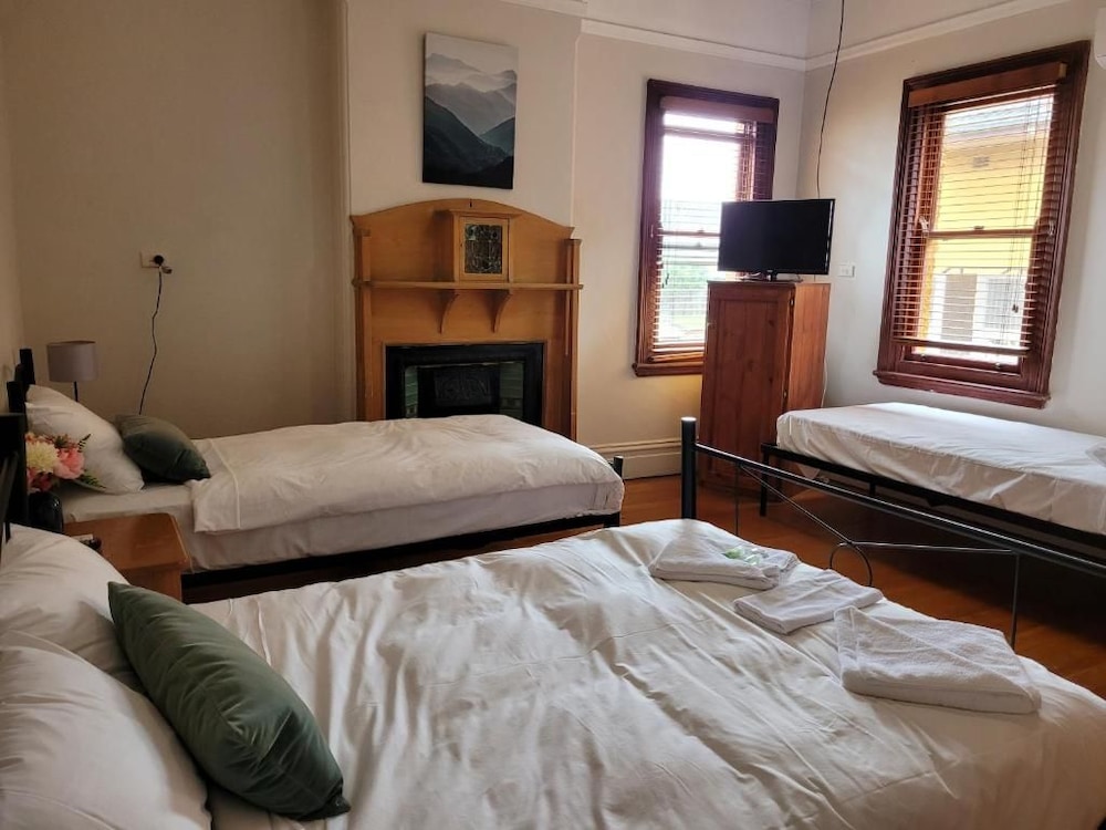 BURWOOD BED AND BREAKFAST 12/47