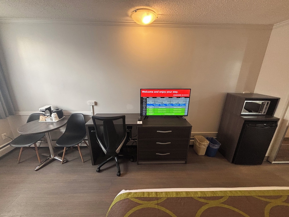 Super 8 by Wyndham Macleod Trail Calgary 50/60