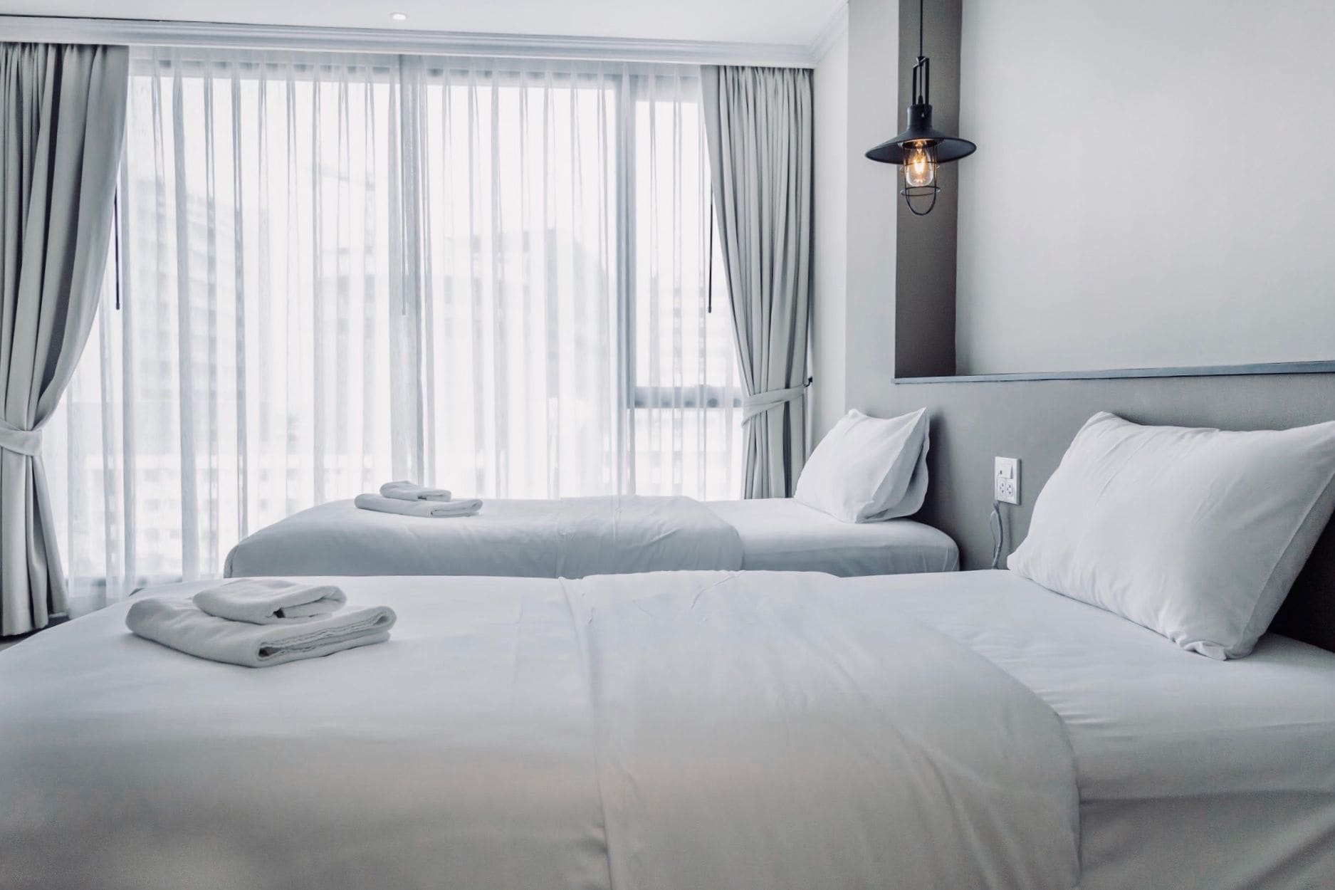 STUDIO, TWIN BEDS