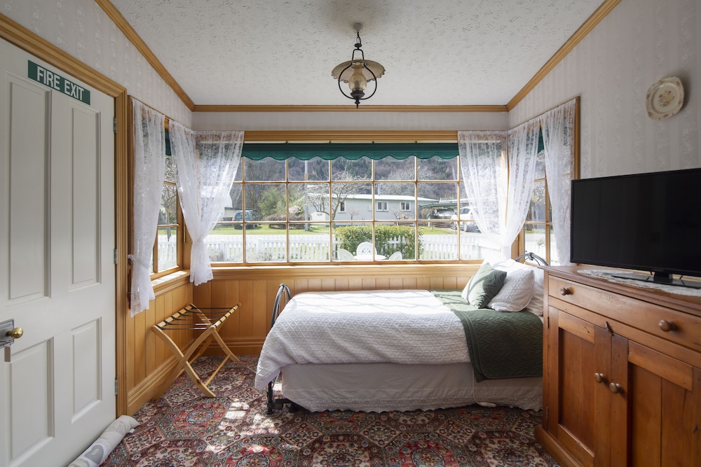 Settlers Cottage Motel 28/64