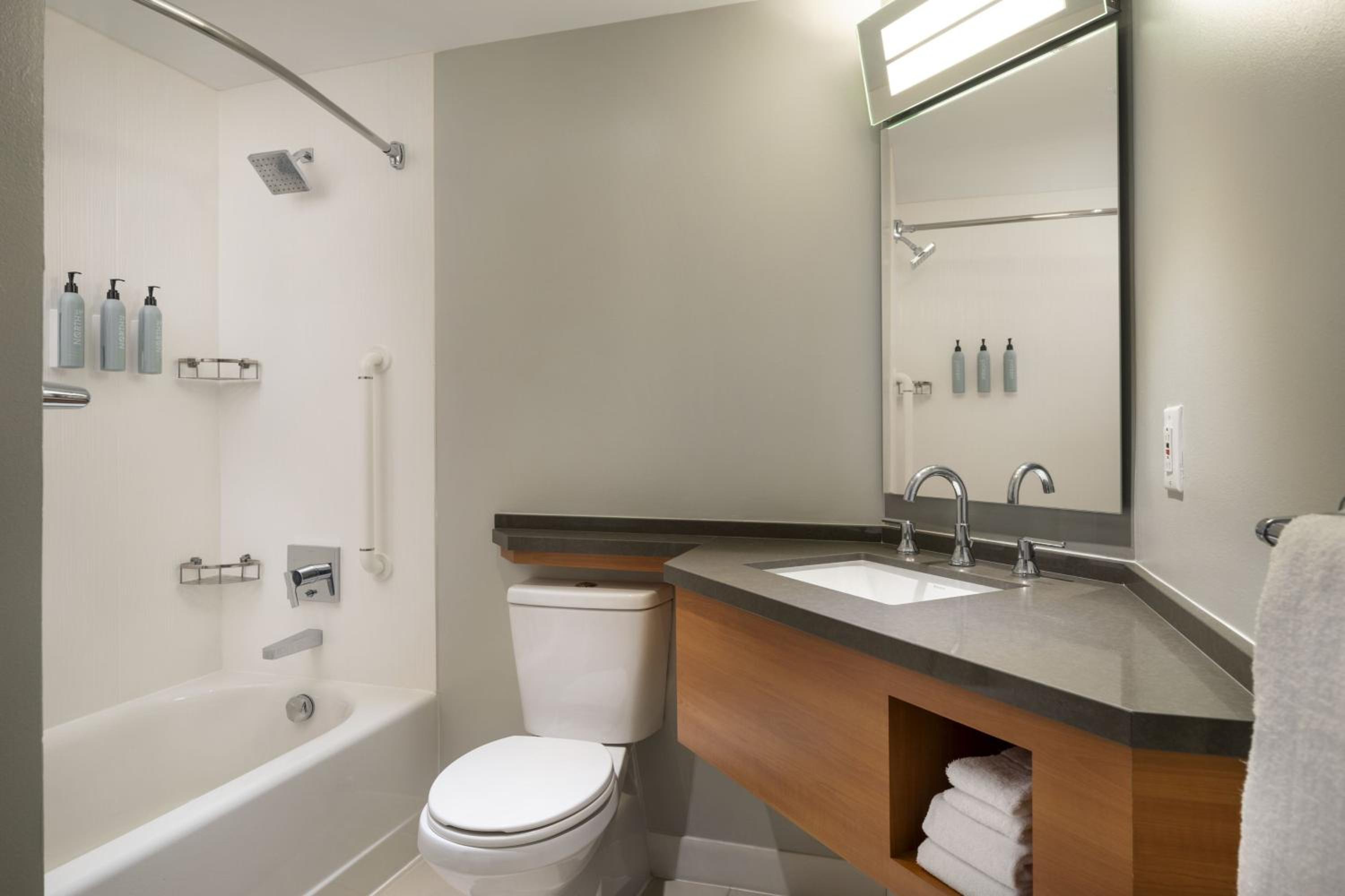 غرفة ديلوكس بسرير كينج بإطلالة على المرفأ مع أريكة، Courtyard Long Beach Downtown 10/10