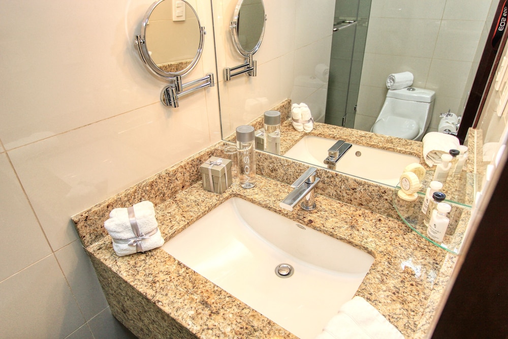 Plaza Gallery Hotel & Boutique 69/70