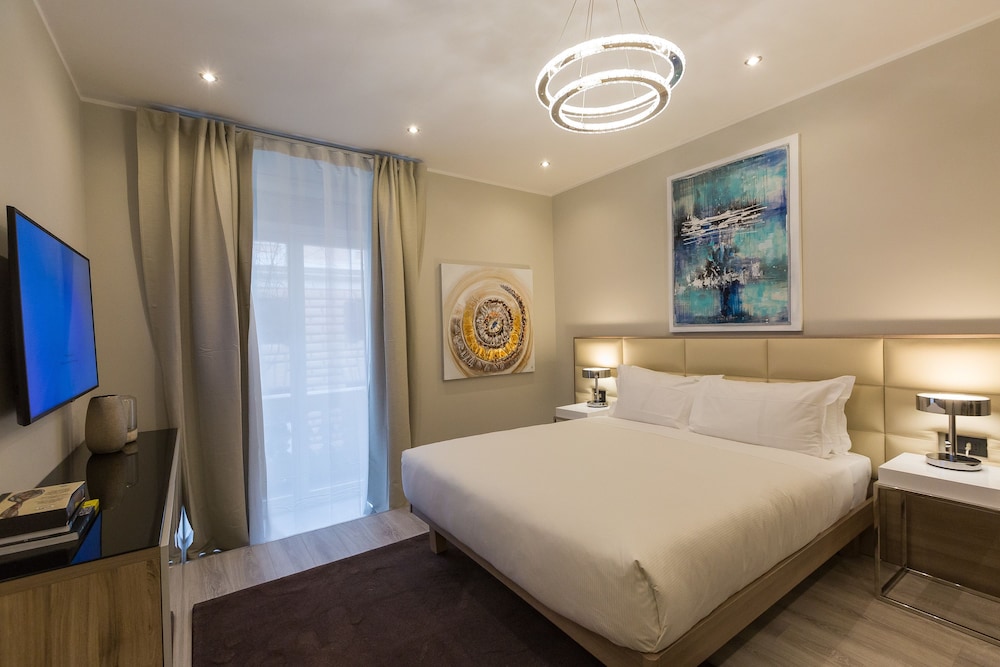 JUNIOR SUITE, QUEEN BED, CITY VIEW