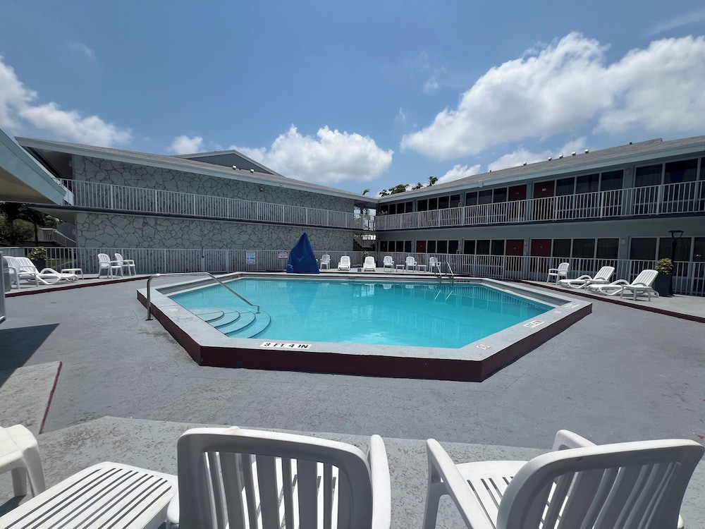 Garden Inn Homestead 74/81