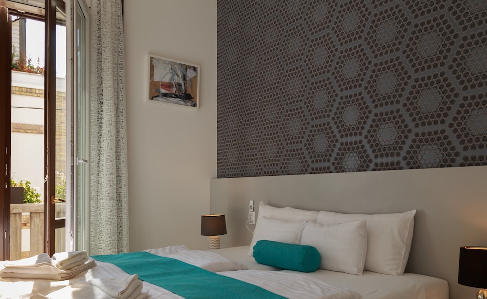 غرفة ديلوكس بسريرين منفصلين بشرفة، Hotel Mika Downtown 2/3
