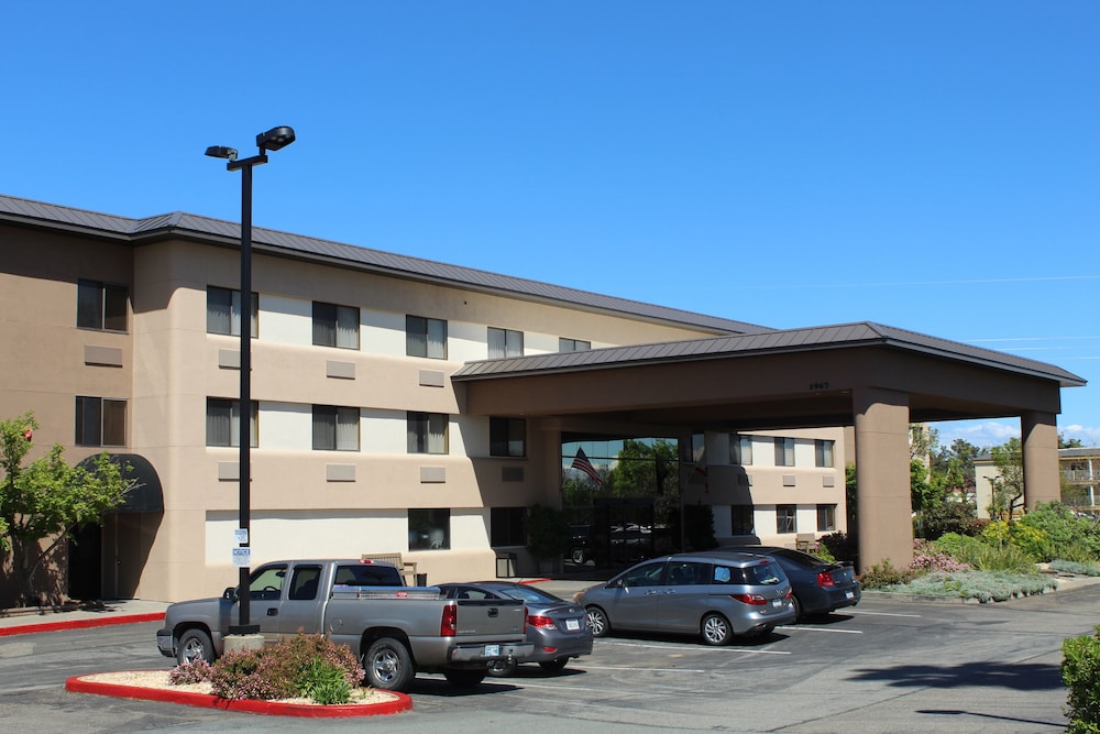Oxford Suites Redding 3/64